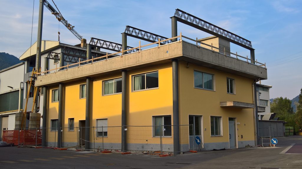 How to raise an existing building without burdening the foundations